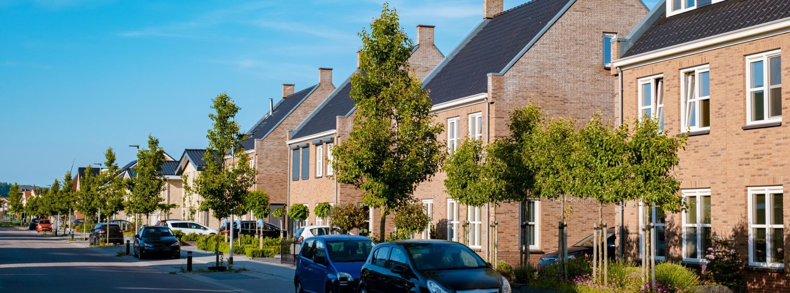 Nederlandse voorstad met moderne eengezinswoningen, nieuwbouw moderne eengezinswoningen in Nederland, Nederlandse eengezinswoningen in Nederland, nieuwbouwstraten met moderne huizen.