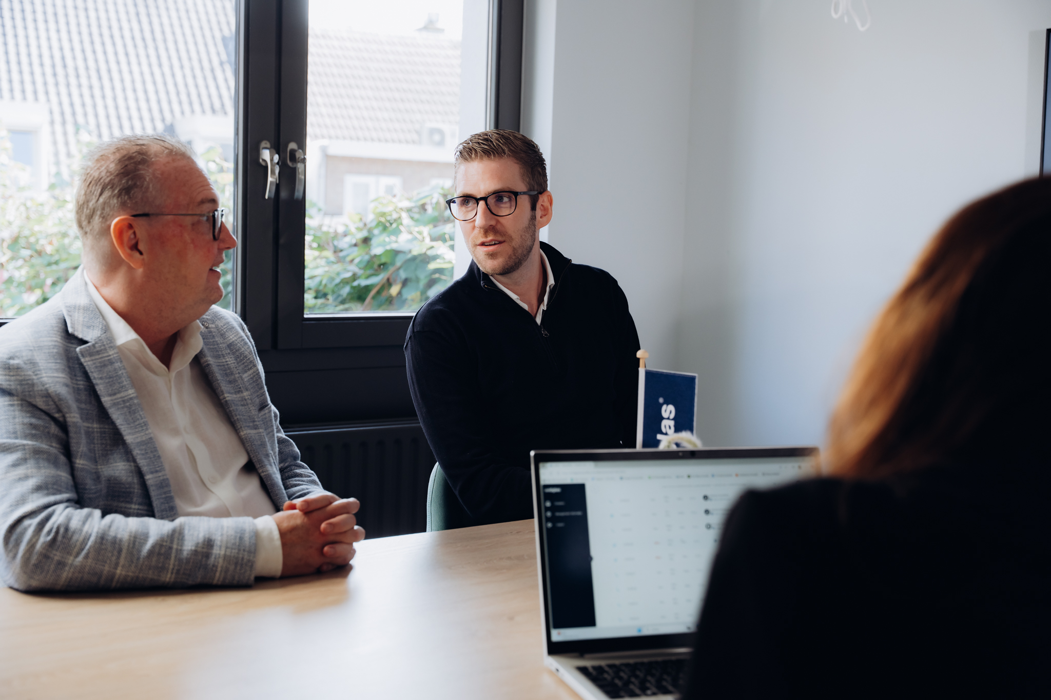 Midglas collega's in een meeting