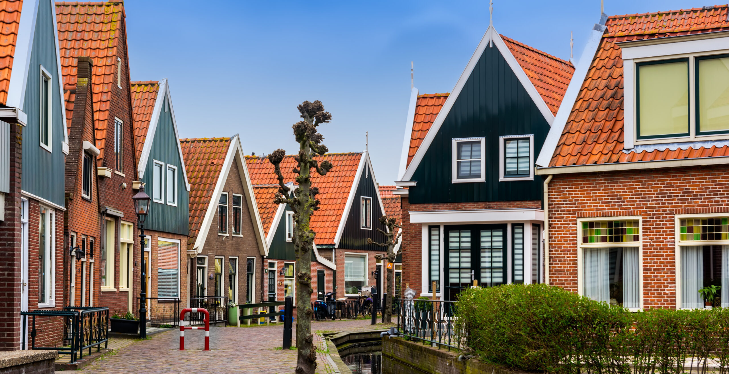 Traditionele huizen langs een kanaal in Volendam, Nederland