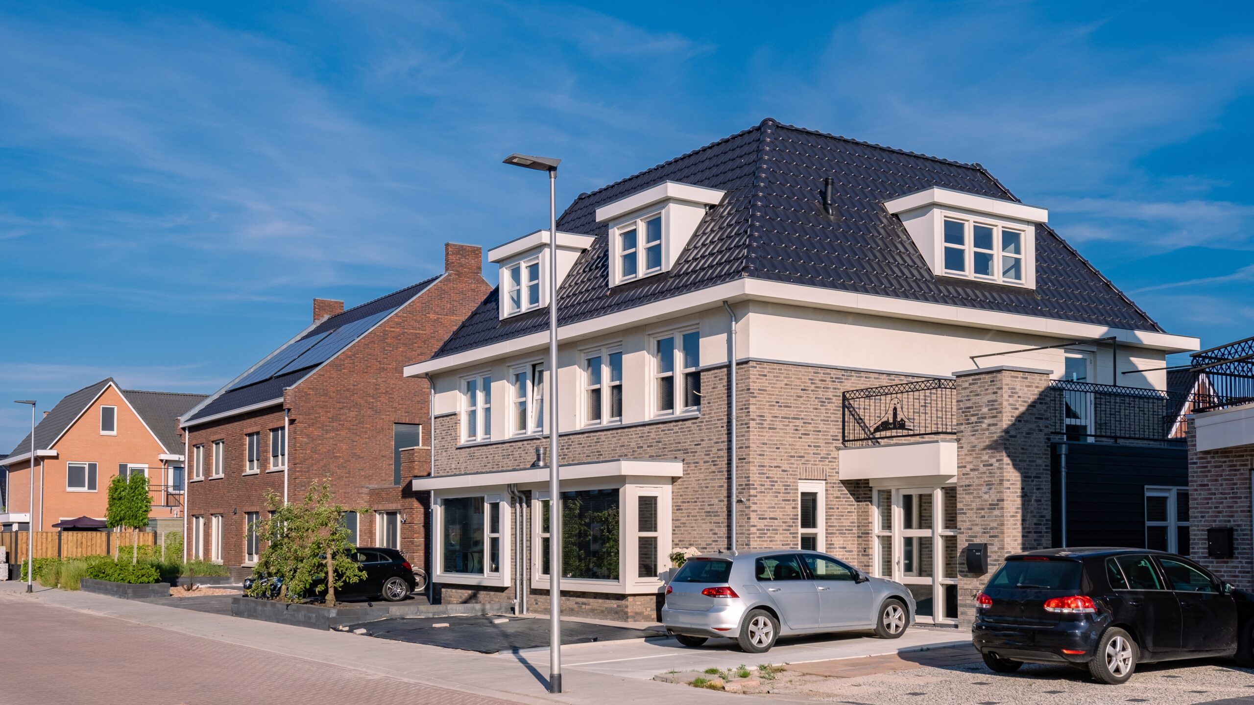 In Nederland nieuwbouwstraten met moderne huizen