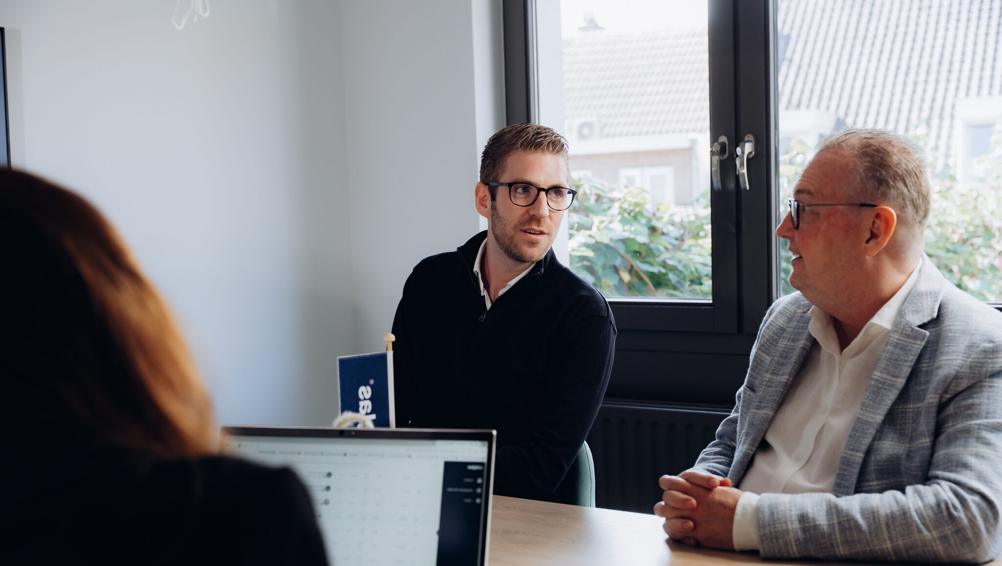 Midglas collega's in een meeting