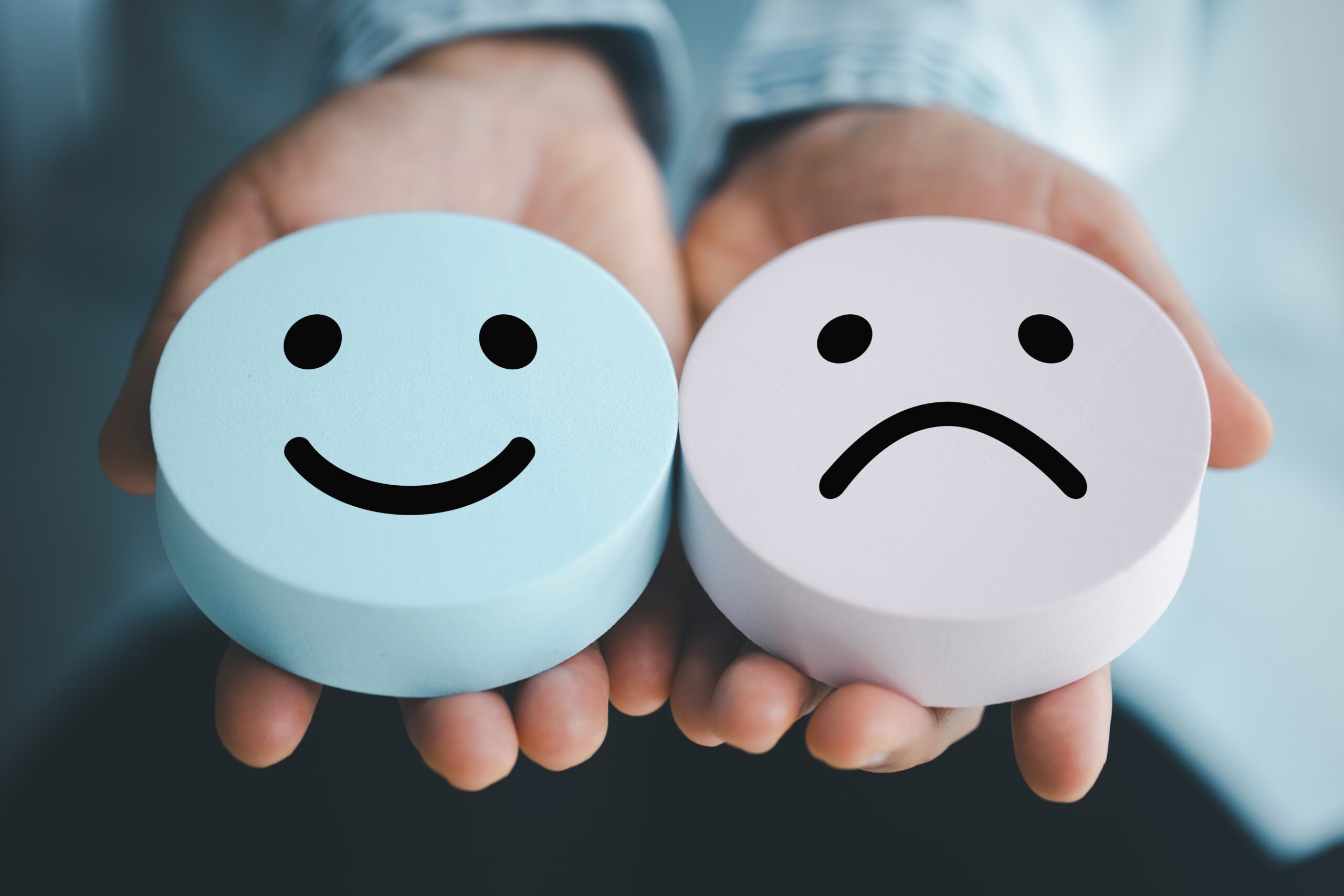 Een blije en verdrietige smiley wat in het teken staat van klanttevredenheid