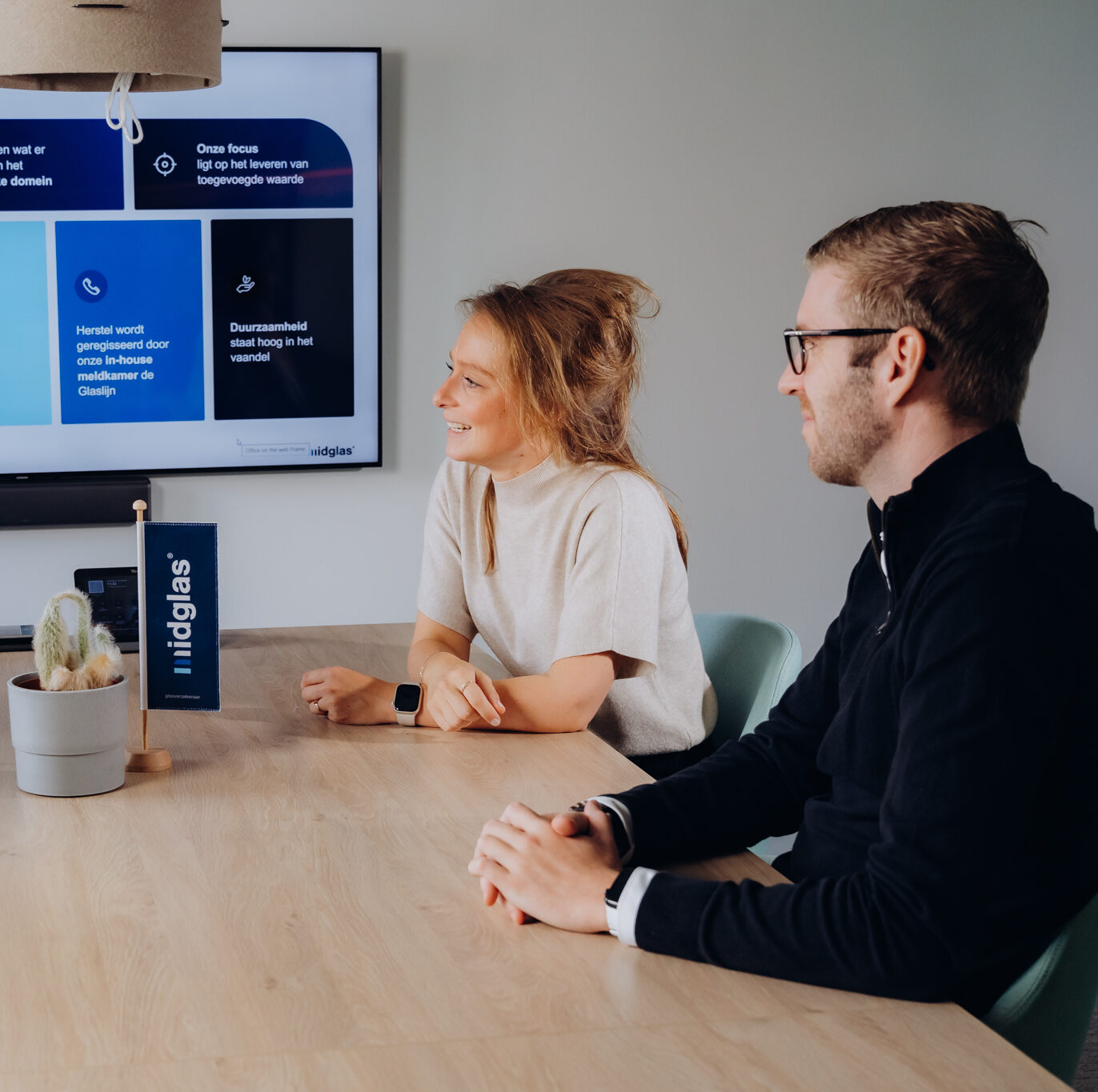 Collega's vergaderen aan een tafel