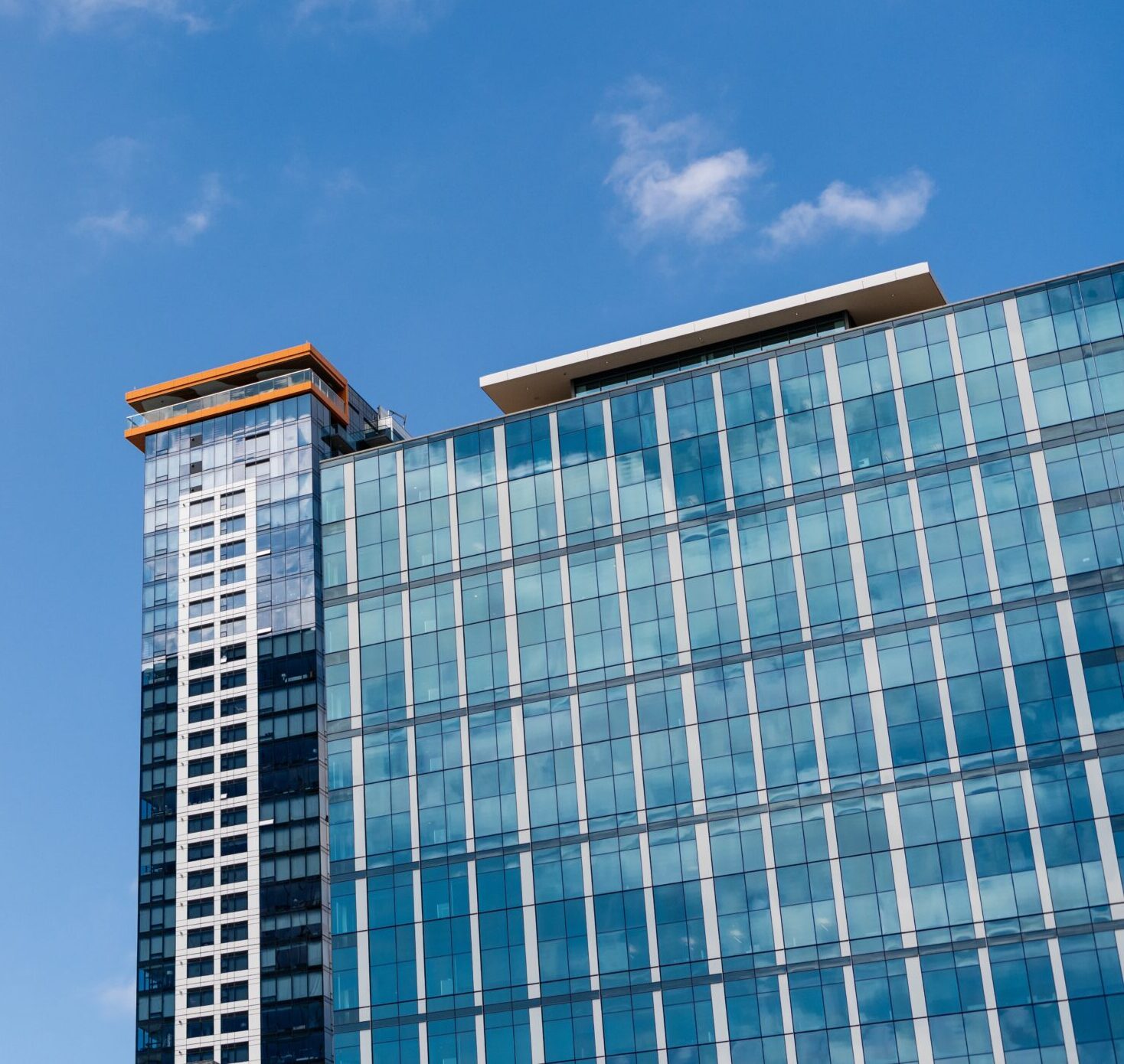 Wolkenkrabbel met minimalistische glasarchitectuur